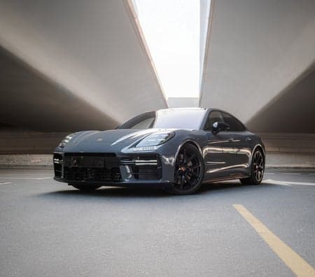 Porsche Panamera 4S E-Hybrid 2025 huren in Dubai