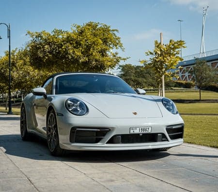 Porsche 911 Carrera Convertible 2024 huren in Dubai