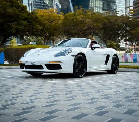 Porsche 718 Boxster Convertible 2024 huren in Dubai