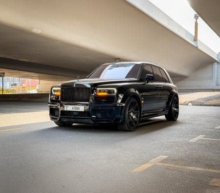 Rolls Royce Cullinan Badge 2022 huren in Dubai