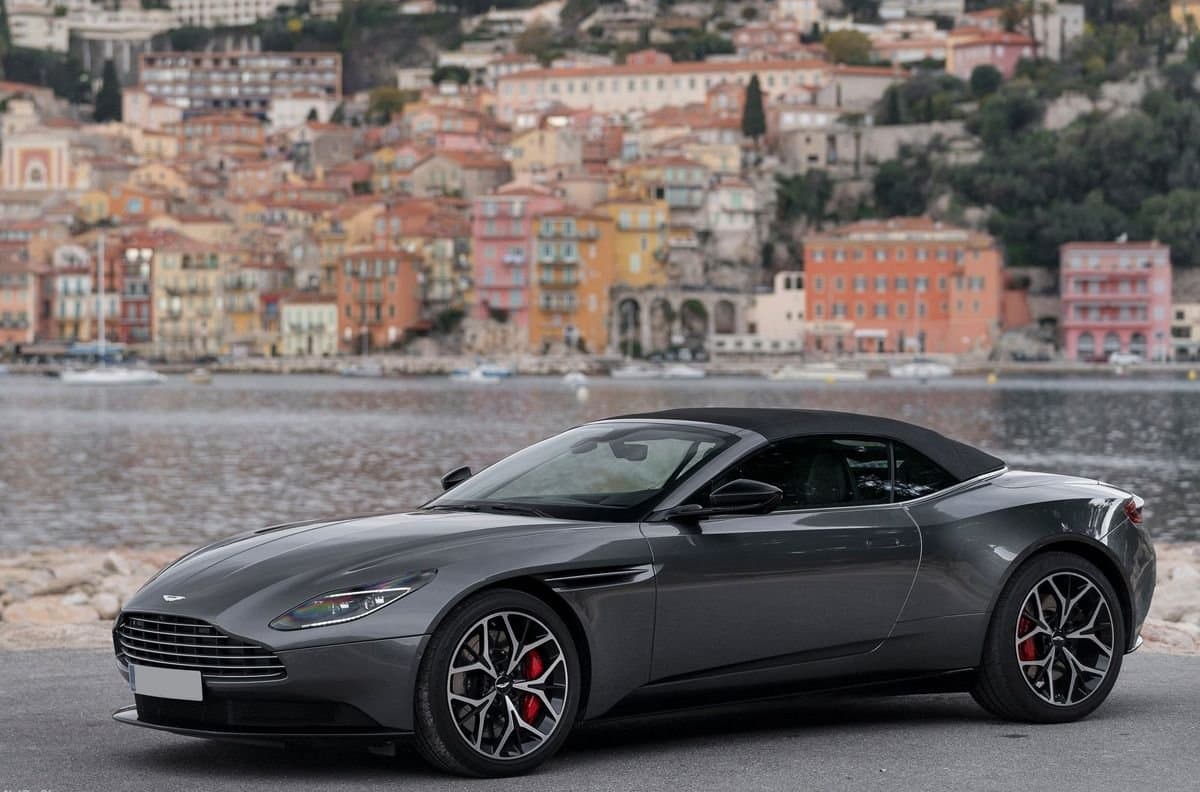 Aston Martin DB11 Volante huren in Nice