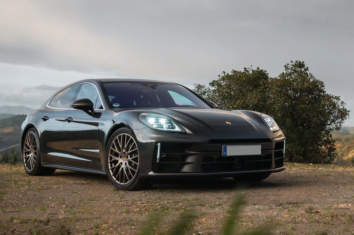 Porsche Panamera huren in Parijs